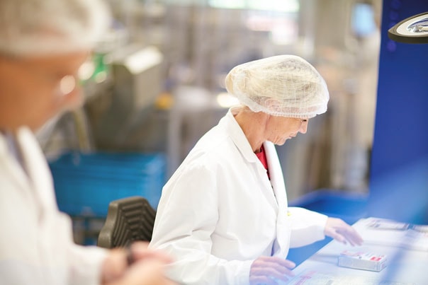 Arbeiter in Prüfung der Produktion